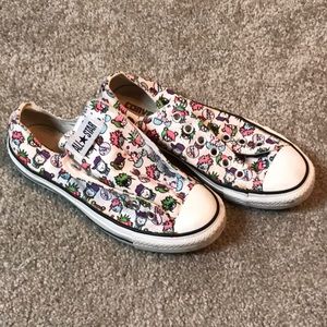 Preowned womens CONVERSE low white cartoon Chucks sneakers -size 7